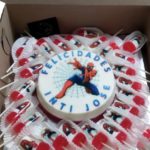 Gelatina grande de Spider-Man con gelatinas en paleta alrededor