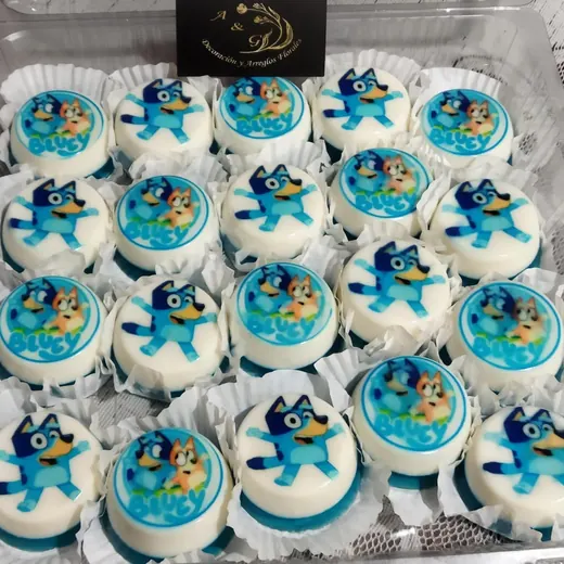 Gelatinas en capacillo con personajes de caricatura en azul