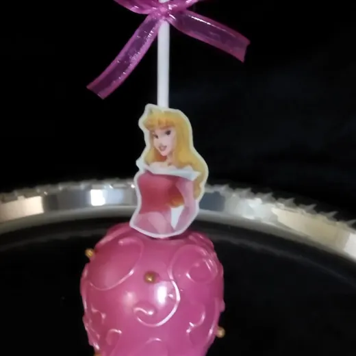 Manzana decorada de princesa en rosa con moño