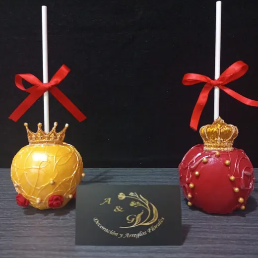 Manzanas decoradas dorada y roja con corona y moño rojo